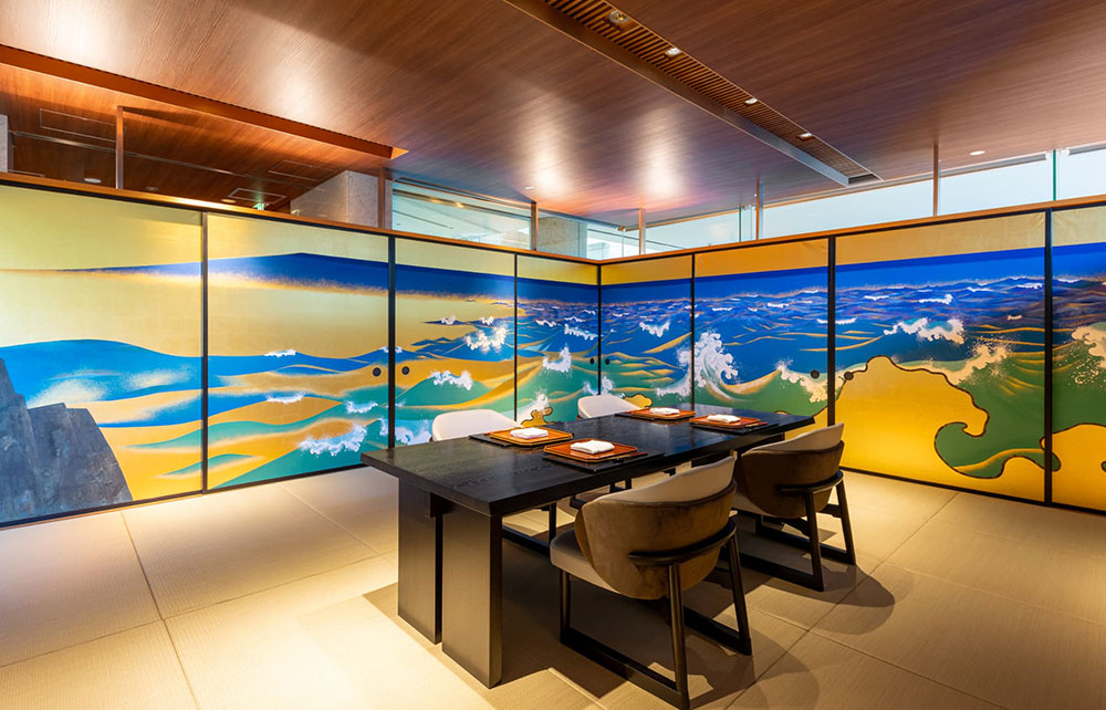 ATAMI 海峯楼 日本料理 楽精庵 — 徳力富吉郎の松と波を描いた金襖絵に囲まれる一階大広間