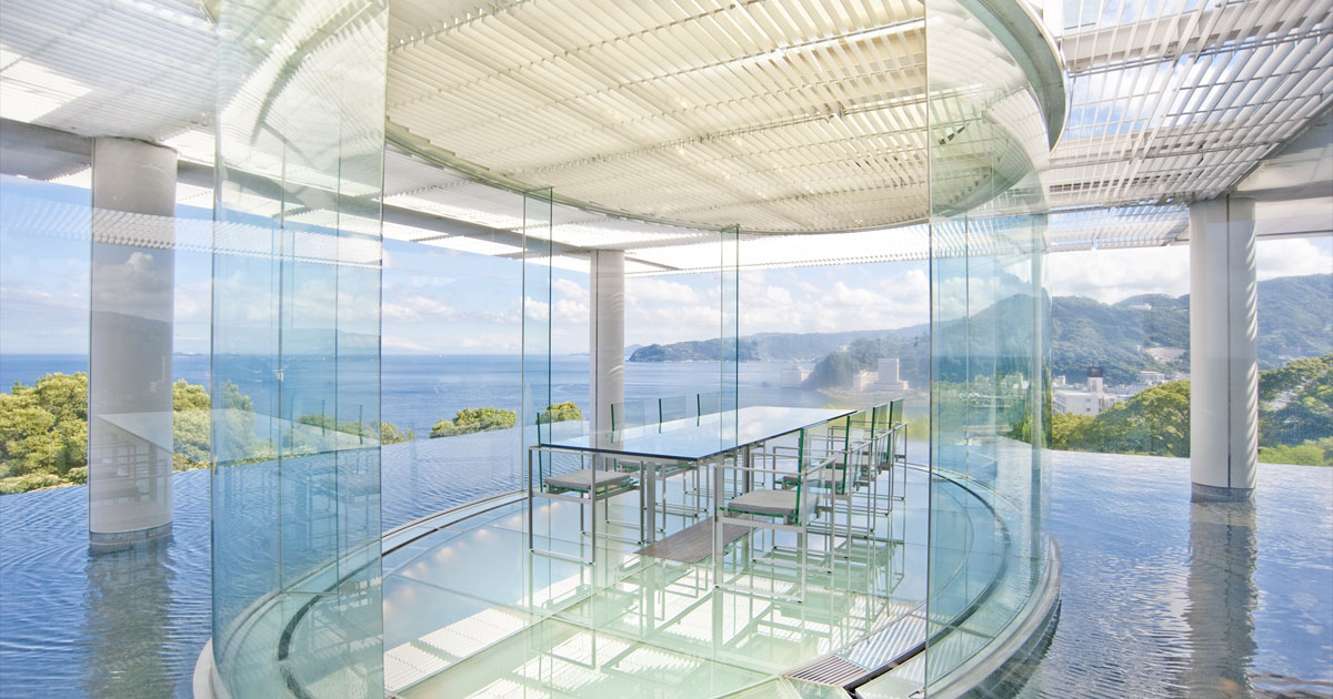 ATAMI 海峯楼 — 熱海・春日町 · 隈研吾「水/ガラス」のウォーターバルコニー、ガラス床と水盤の縁が相模灘へ消える