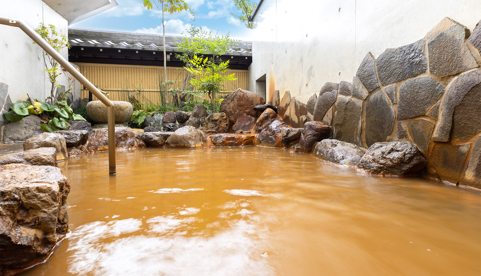 長良川温泉 石金 — 岐阜・長良川畔 · 金華山を望む十四室の料理旅館、鮎の会席