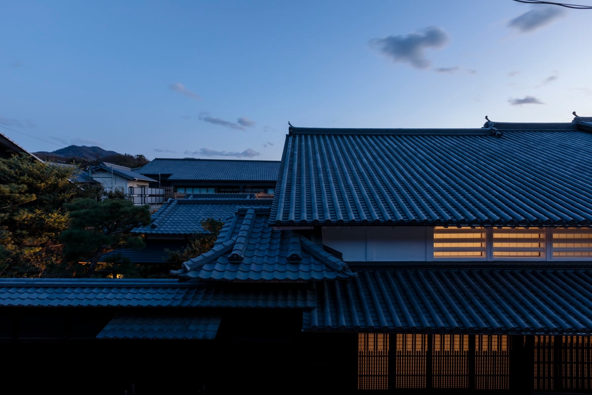 Azumi Setoda — 広島県尾道市瀬戸田町 · 1876年築の堀内邸を継いだ本瓦葺きの屋根が重なる夕景
