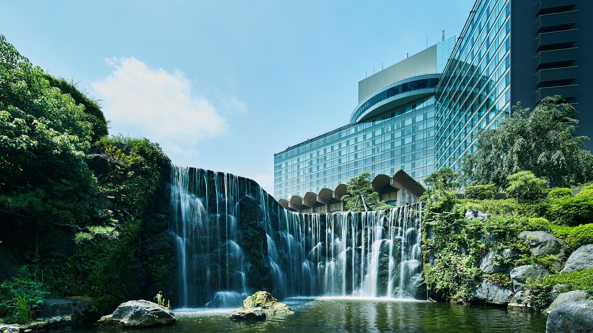 ホテルニューオータニ(東京)— 東京・紀尾井町 · 400年の歴史を持つ約1万坪の日本庭園と、それを囲む二棟の高層タワー