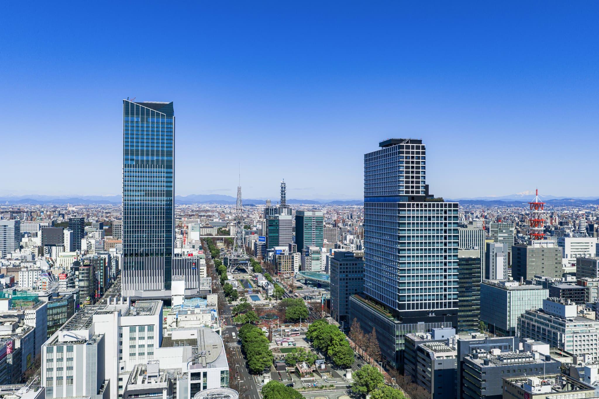 コンラッド名古屋 — 名古屋・栄 · 久屋大通南側から見上げる高さ211mのザ・ランドマーク名古屋栄タワー
