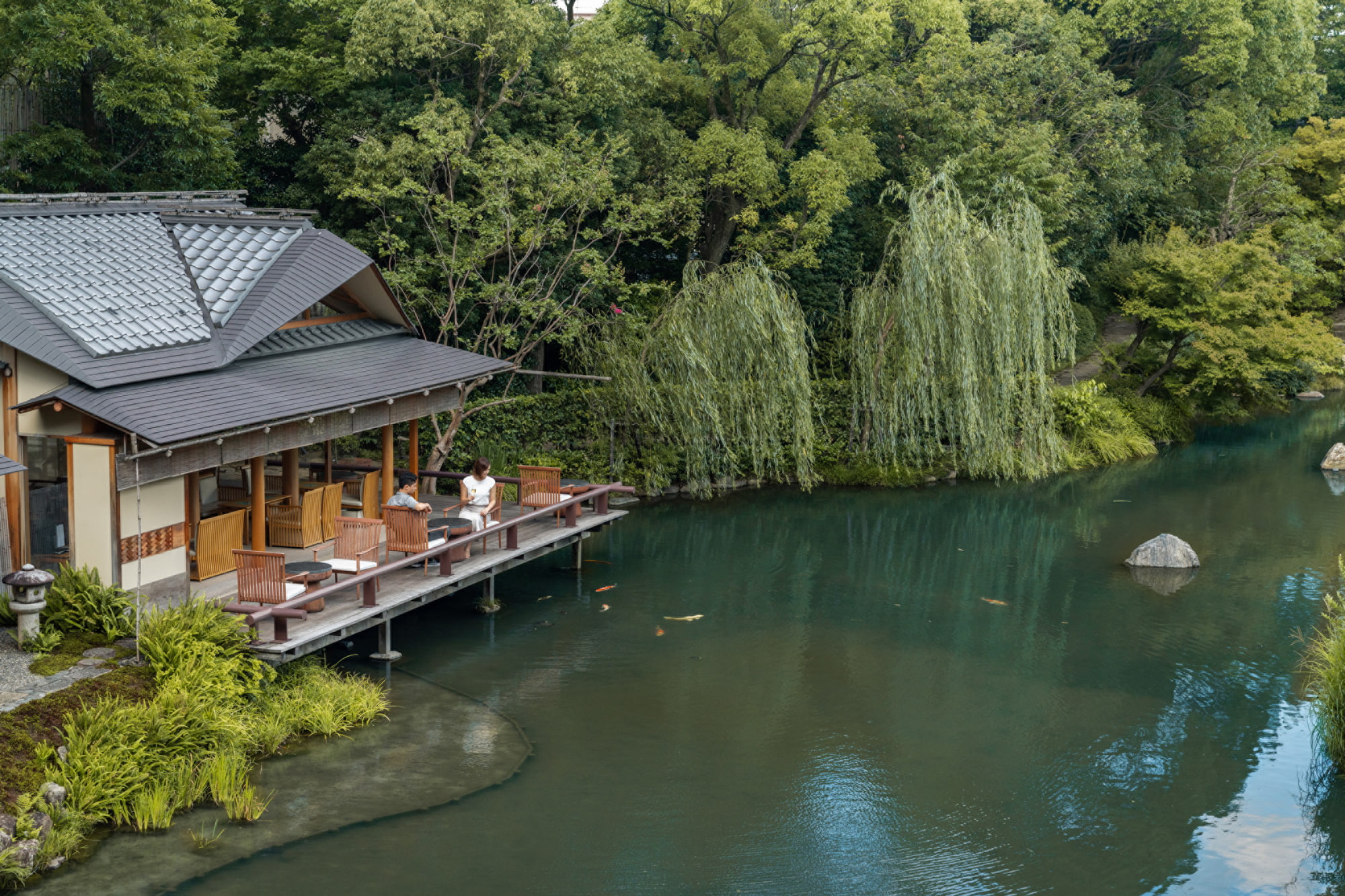 積翠園の茶室 — 京都市東山区 · 池のほとりに建つ数寄屋造りの茶室と、水面に枝を垂らす柳