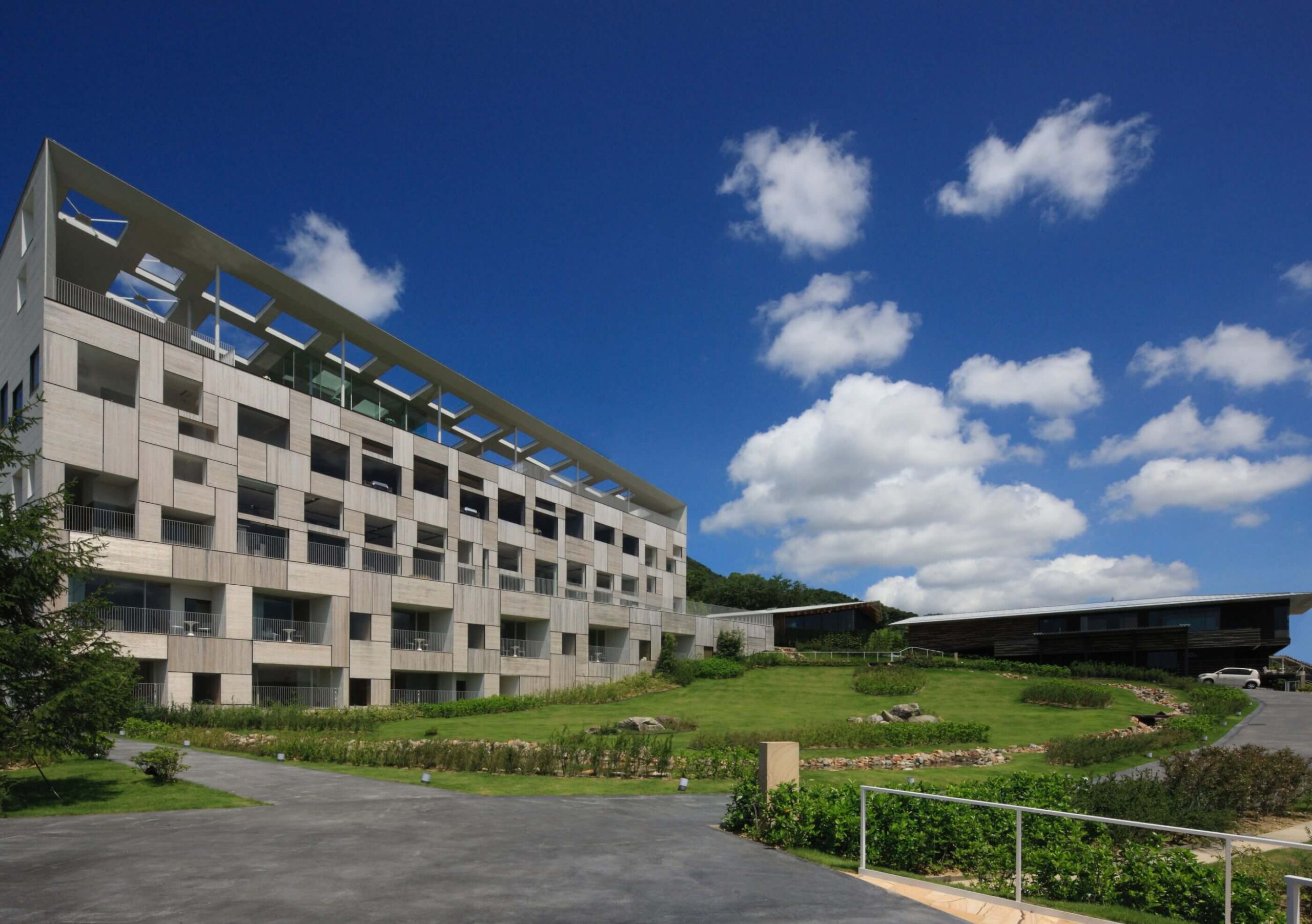 ガーデンテラス長崎 ホテル&リゾート — 長崎・稲佐山中腹 · 隈研吾設計、全36室の高台リゾート