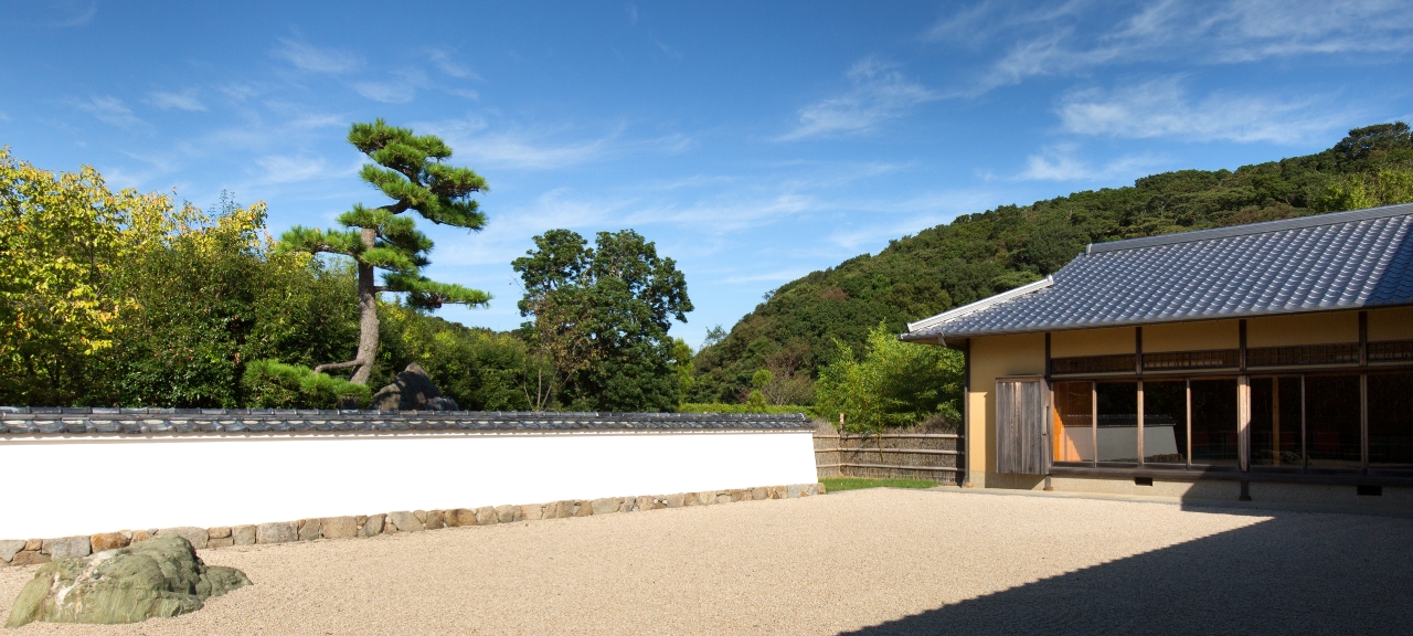 鳴門パークヒルズ ホテルリッジ — 徳島・島田島 · 白壁と枯山水を配した数寄屋造の別邸建築