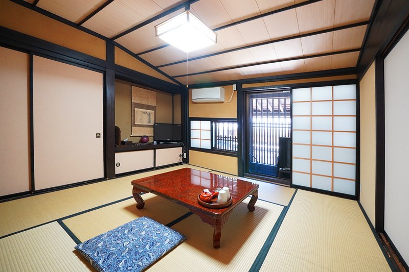 奈良井宿 伊勢屋 — 塩尻市奈良井・重要伝統的建造物群保存地区 · 江戸期の母屋に設けられた和室、出格子越しに宿場の通りを望む