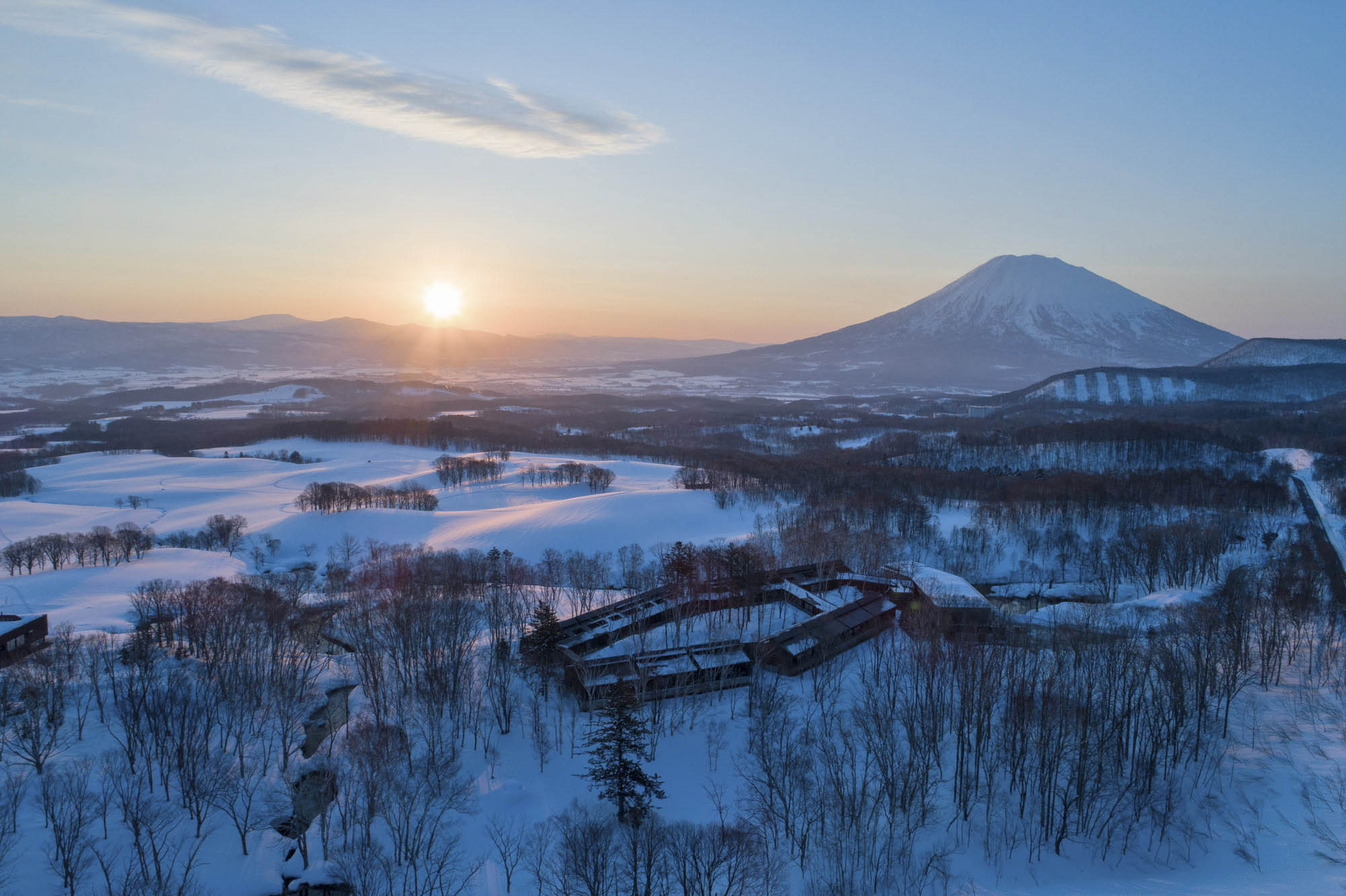 坐忘林 — 北海道ニセコ · 原生林に15棟、全室内湯・露天付きの設計旅館