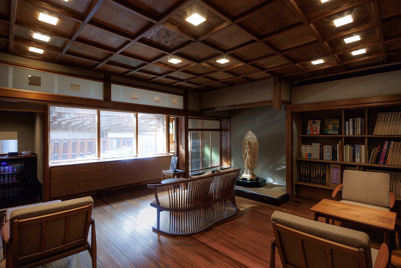 柊家 — 京都・中京区 · 格天井と観音像を配した数寄屋のラウンジ