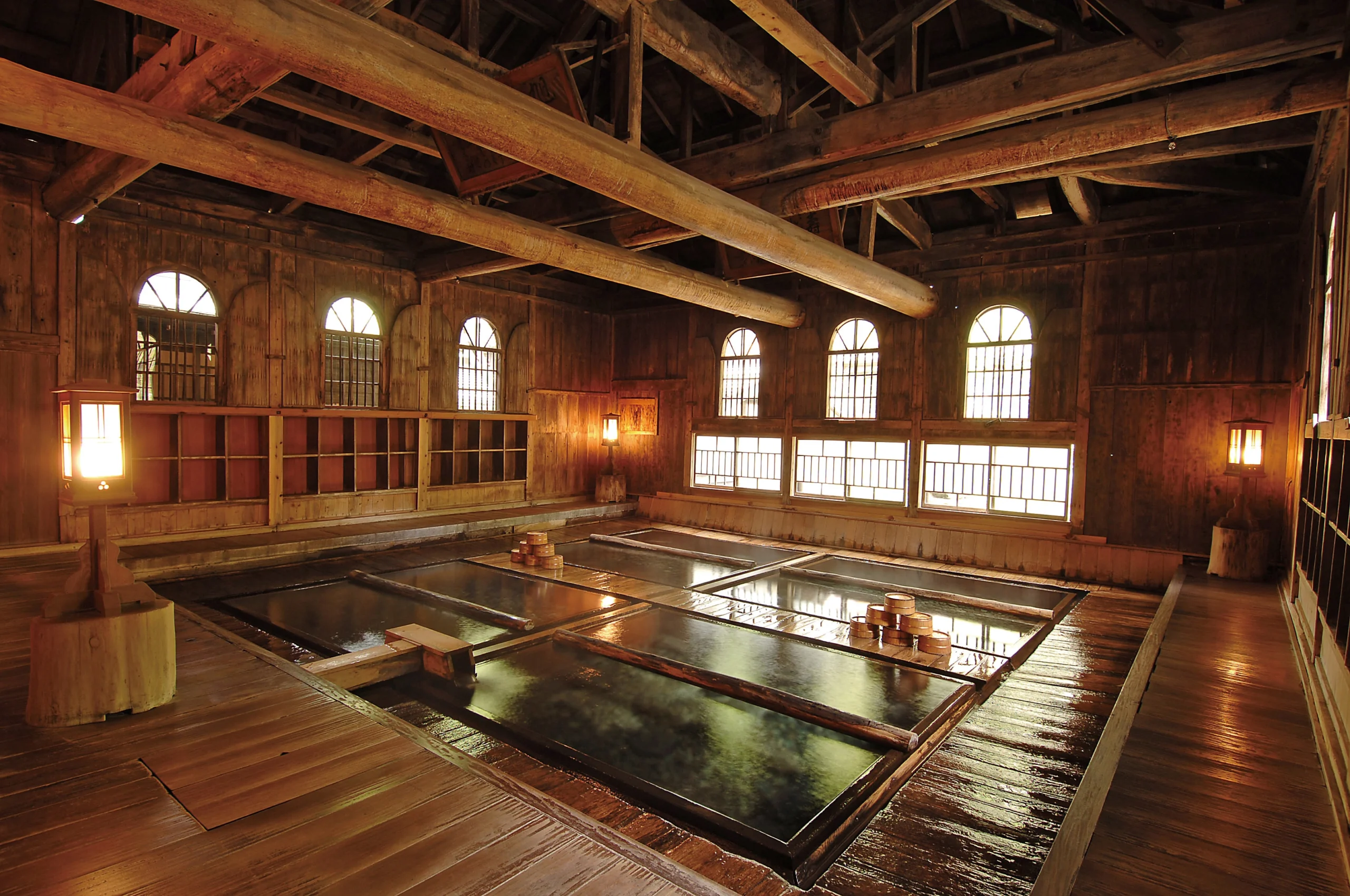 法師温泉 長寿館 — みなかみ・法師乃湯 · 明治28年築、鹿鳴館風アーチ窓と太い梁が支える足元湧出の木造大浴場
