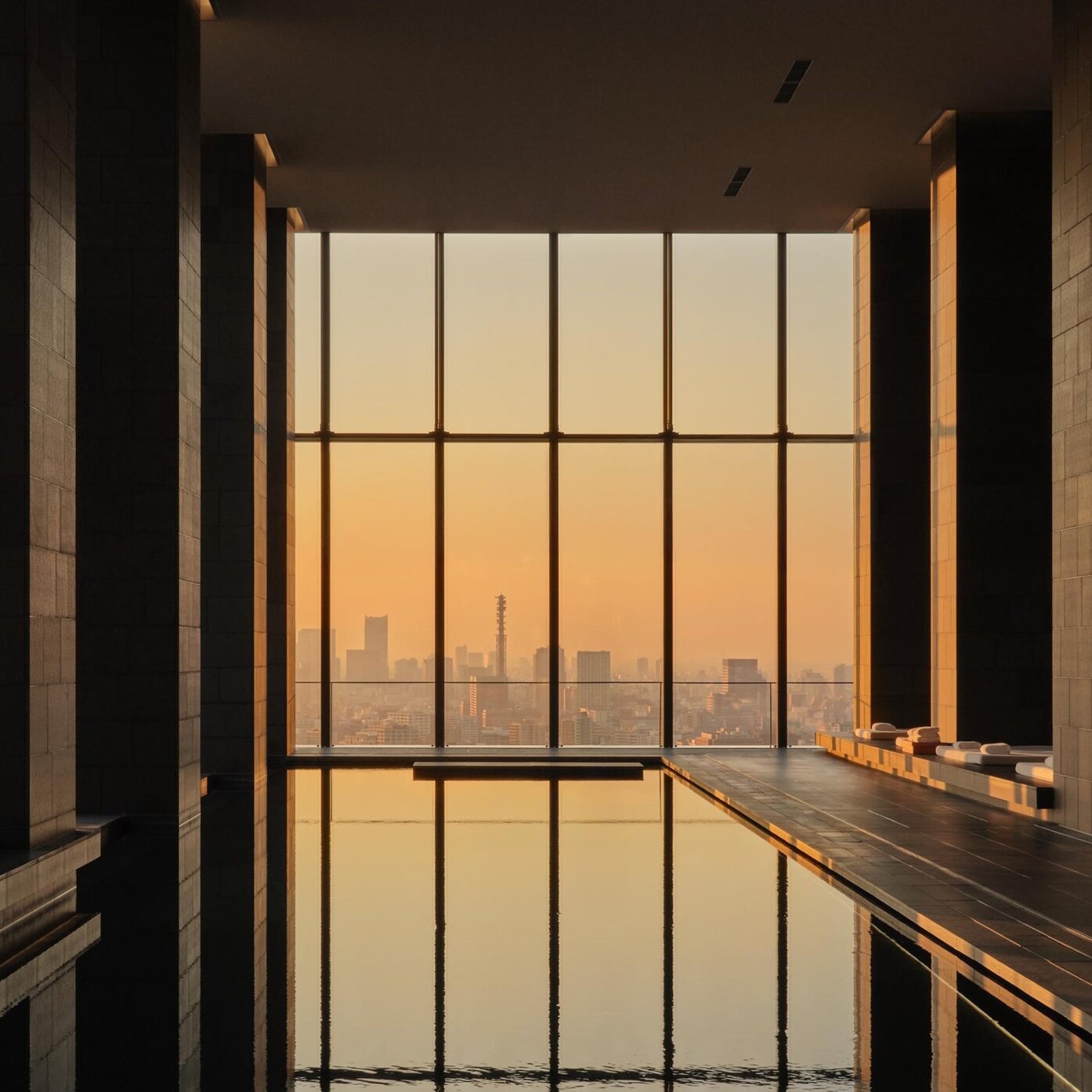 アマン東京 — 東京・大手町 · 大手町タワー33階、高さ8mのガラス壁に沿う長さ30mの温水プール