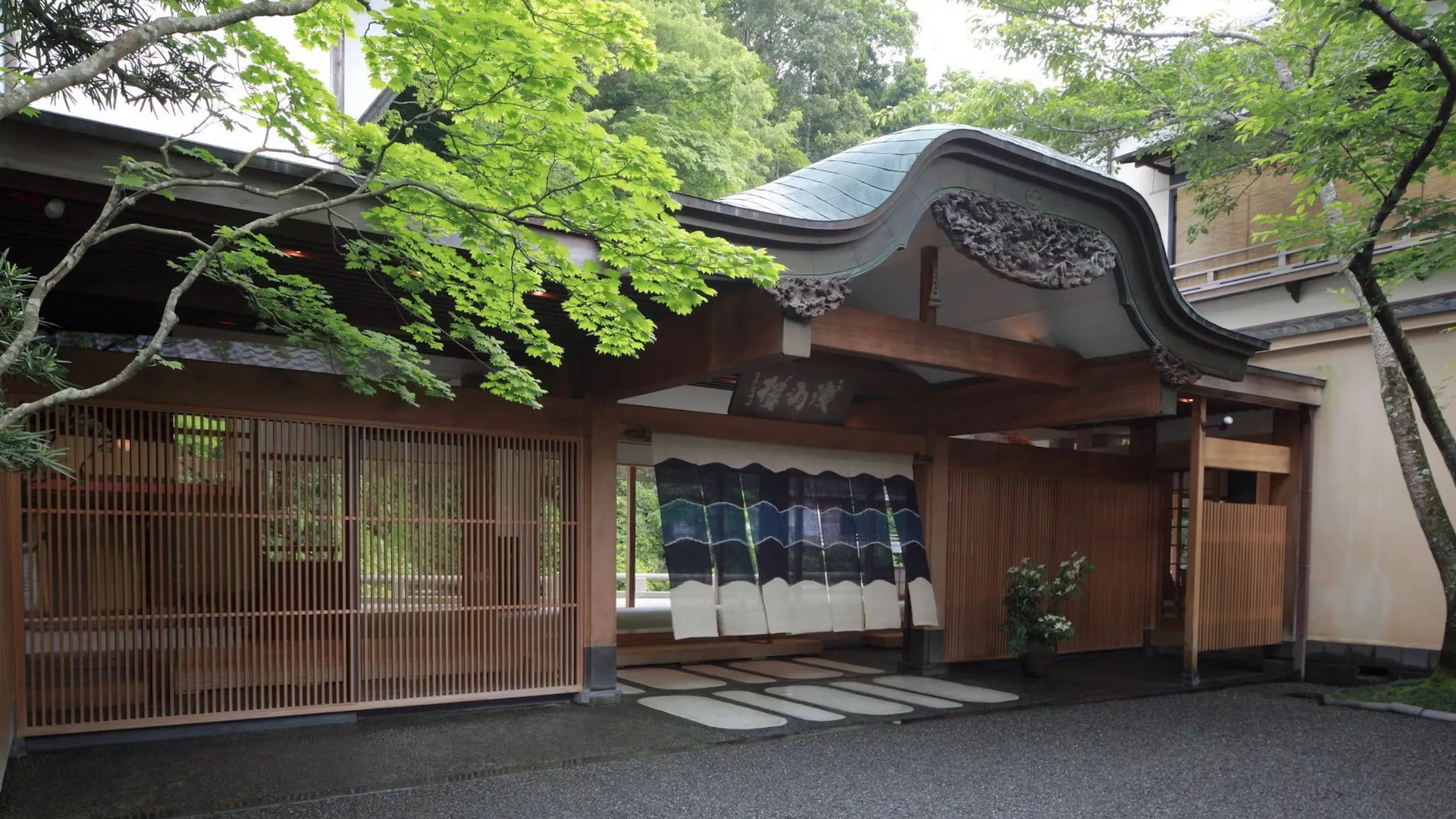 あさば — 静岡県伊豆市修善寺 · 池に能舞台「月桂殿」を望む五百年余の温泉料理旅館