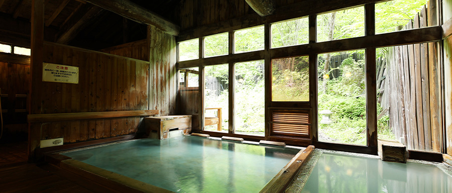 泡の湯旅館 — 長野・白骨温泉 · 別棟の檜造り内湯、ぬる湯37℃とあつ湯40℃を並べる二槽