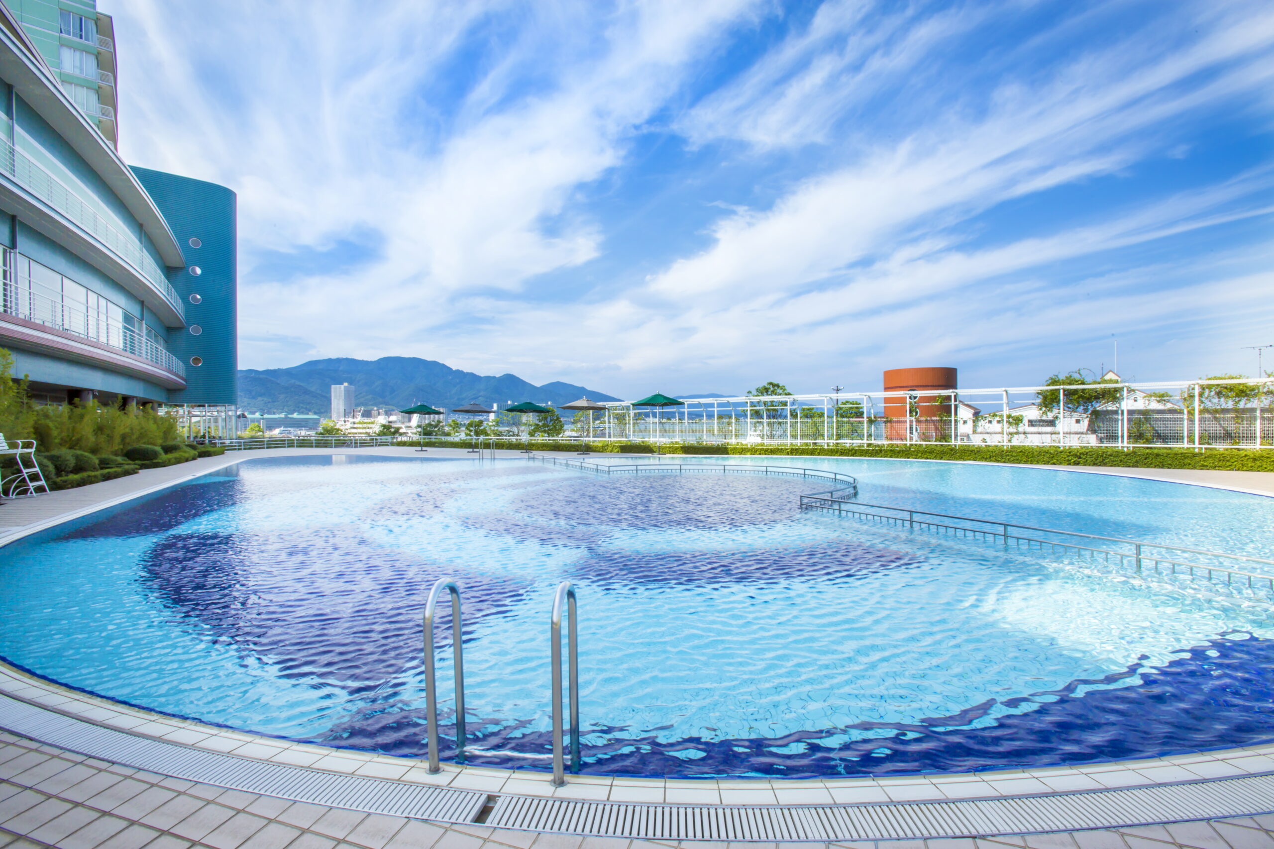 琵琶湖ホテル — 大津市浜大津 · 湖畔に建つ曲面ファサードとレイクサイドプール、対岸に比叡山系を望む