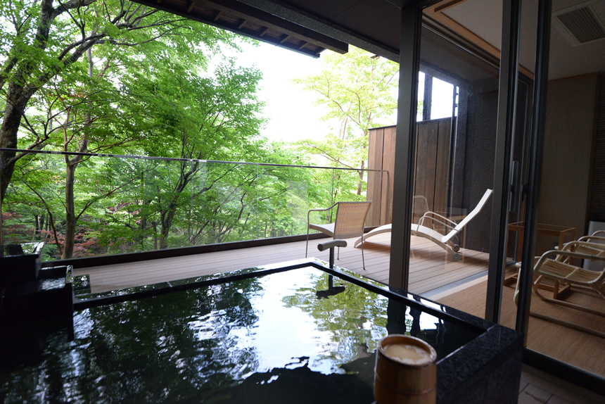 箱根強羅 白檀 — 箱根強羅 · 全16室客室露天付き、落葉樹林に立つ現代数寄屋