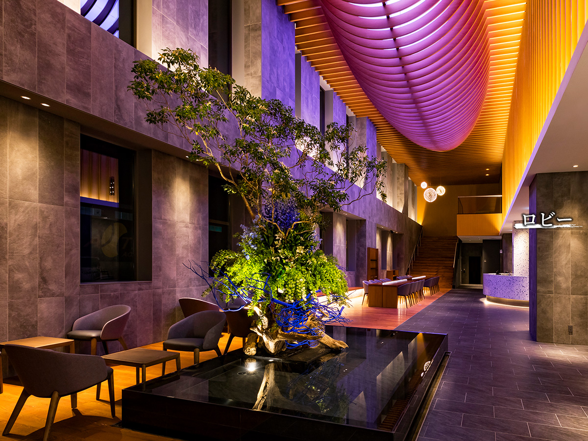 HOTEL&SPA センチュリーマリーナ函館 — ロビーラウンジ、船底に見立てた曲面天井と水盤