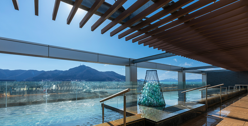 HOTEL&SPA センチュリーマリーナ函館 — 函館市大手町 · 15階の天空露天風呂から望む函館山と市街