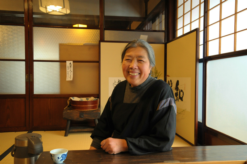 知憩軒 — 山形県鶴岡市櫛引西荒屋 · 茅葺き屋根の農家民宿、二室、自家菜園の郷土料理
