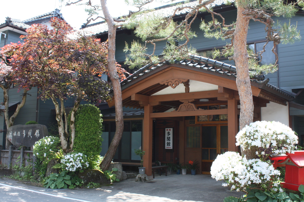 旅館 多聞館 — 山形県鶴岡市羽黒町手向 · 大正期の純和風建築、羽黒山の御神木を用いた11代の宿