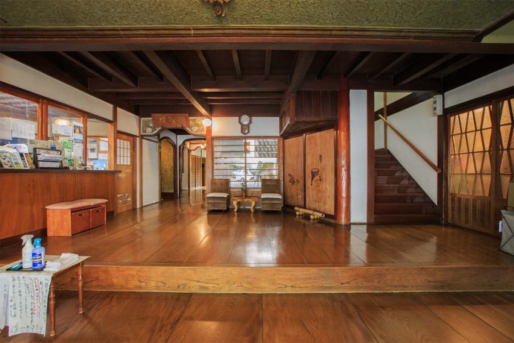 文化財の宿 福住楼 — 箱根塔之澤 · 1890年開業、京普請の竹を用いた数寄屋造の登録有形文化財