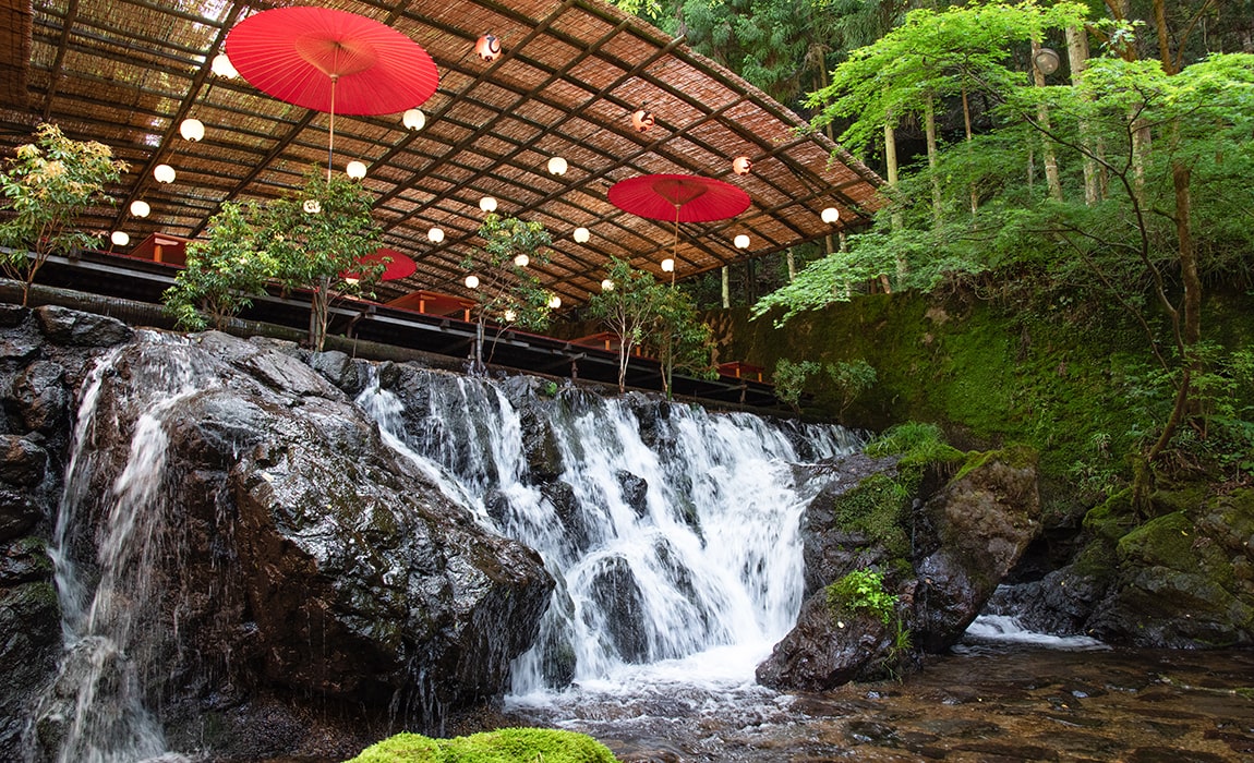 料理旅館 ひろ文 — 京都・貴船 · 渓流の瀬に三段で張り出した川床と朱の番傘