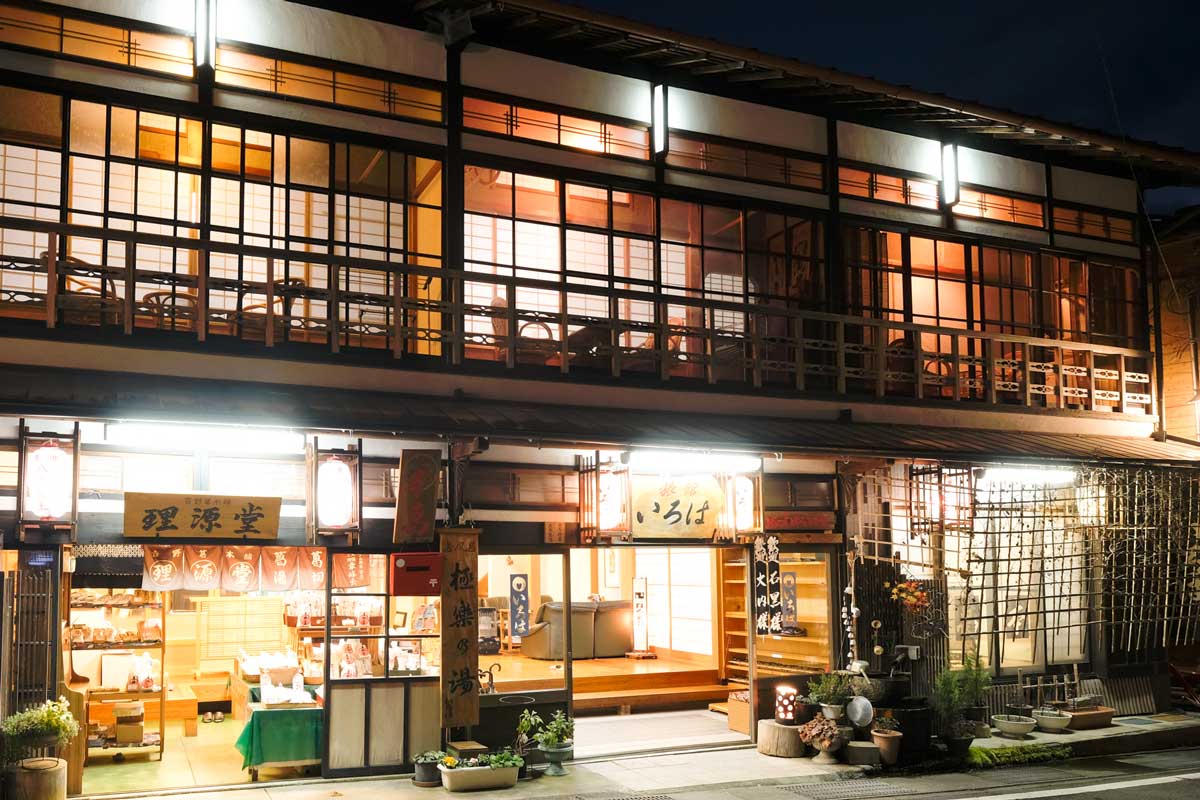いろは旅館 — 天川村洞川 · 連子格子の木造二階が灯る夜の温泉街の宿