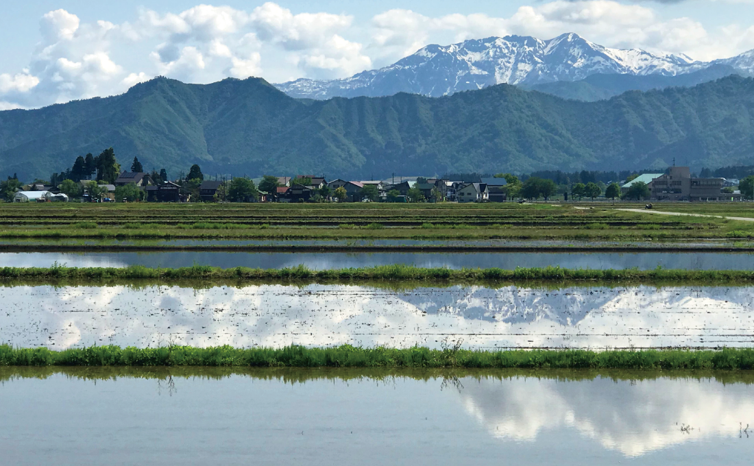 HATAGO井仙 — 新潟・越後湯沢 · 越後三山の残雪を映す魚沼の水田