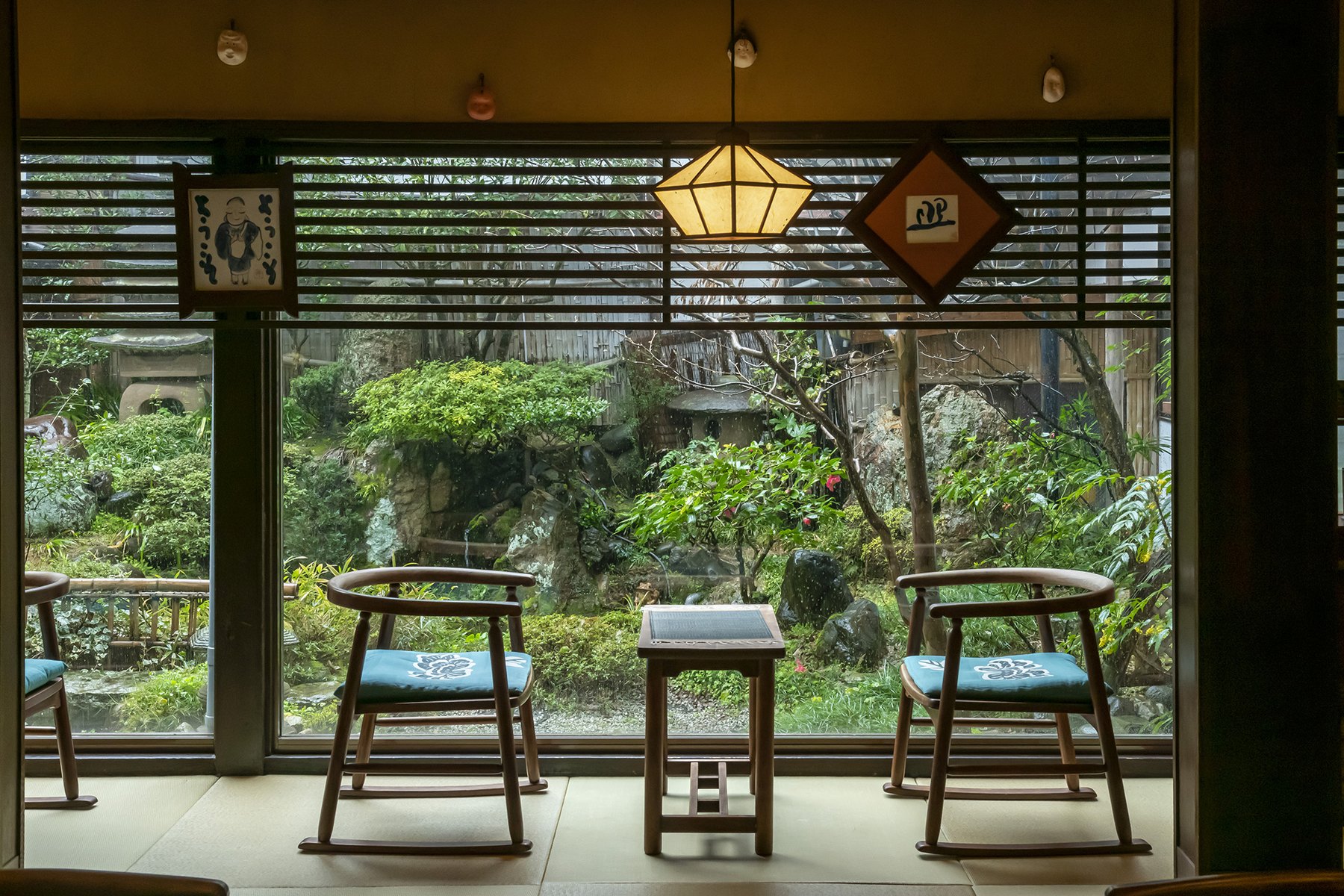 岩井屋 — 鳥取・岩美町岩井温泉 · 木造三階建ての館内、庭に面した一角