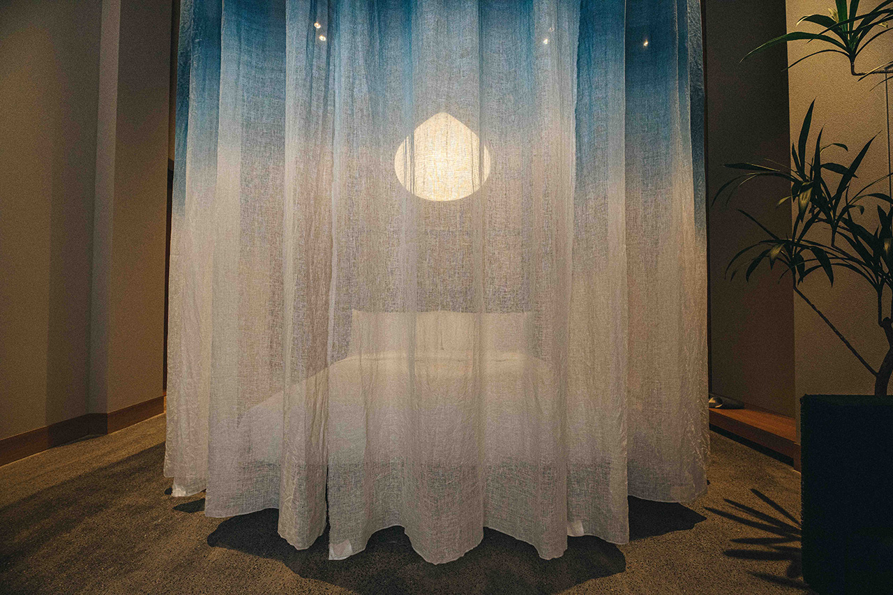HOTEL K5 客室 — 藍染めのファブリックとオリジナル家具、天井高を残した保存改装