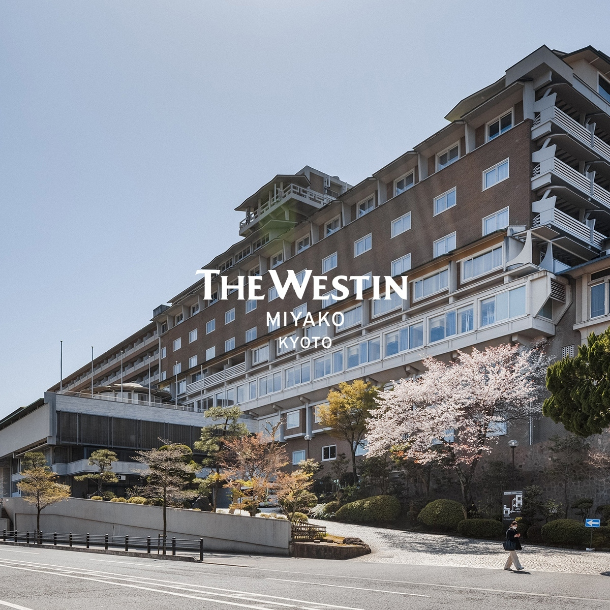 佳水園 — 京都・東山 · 白砂の枯山水と岩盤を流れる水、醍醐寺三宝院の庭の写しとされる石組み