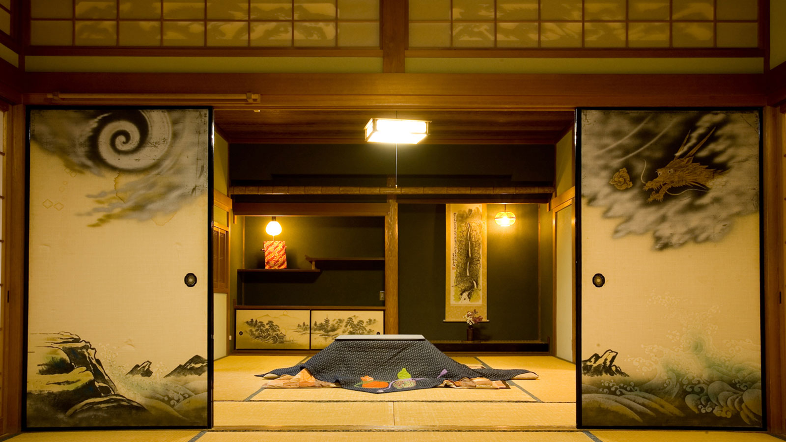 紀の国屋甚八 — 天川村洞川 · 龍と雲の墨絵を描いた襖と床の間を持つ和室