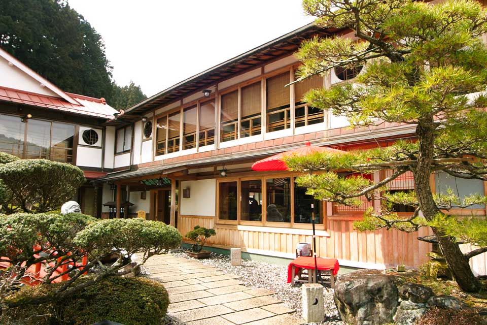 光緑園 西清 — 天川村洞川 · 刈込と松の庭に飛石が延びる数寄屋造りの外観