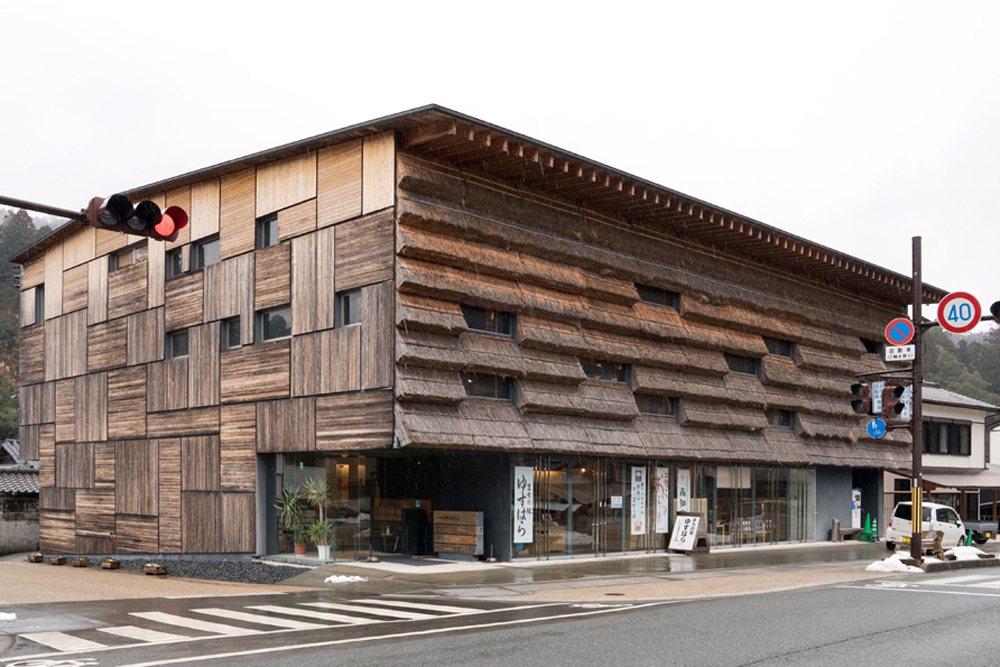 マルシェ・ユスハラ — 高知・檮原 · 隈研吾が東面を茅で葺いた雲の上のホテル別館の外観