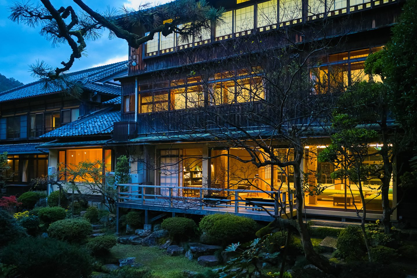 三木屋 — 兵庫・城崎温泉 · 志賀直哉ゆかりの登録有形文化財、日本庭園に面した木造三階建ての夕景