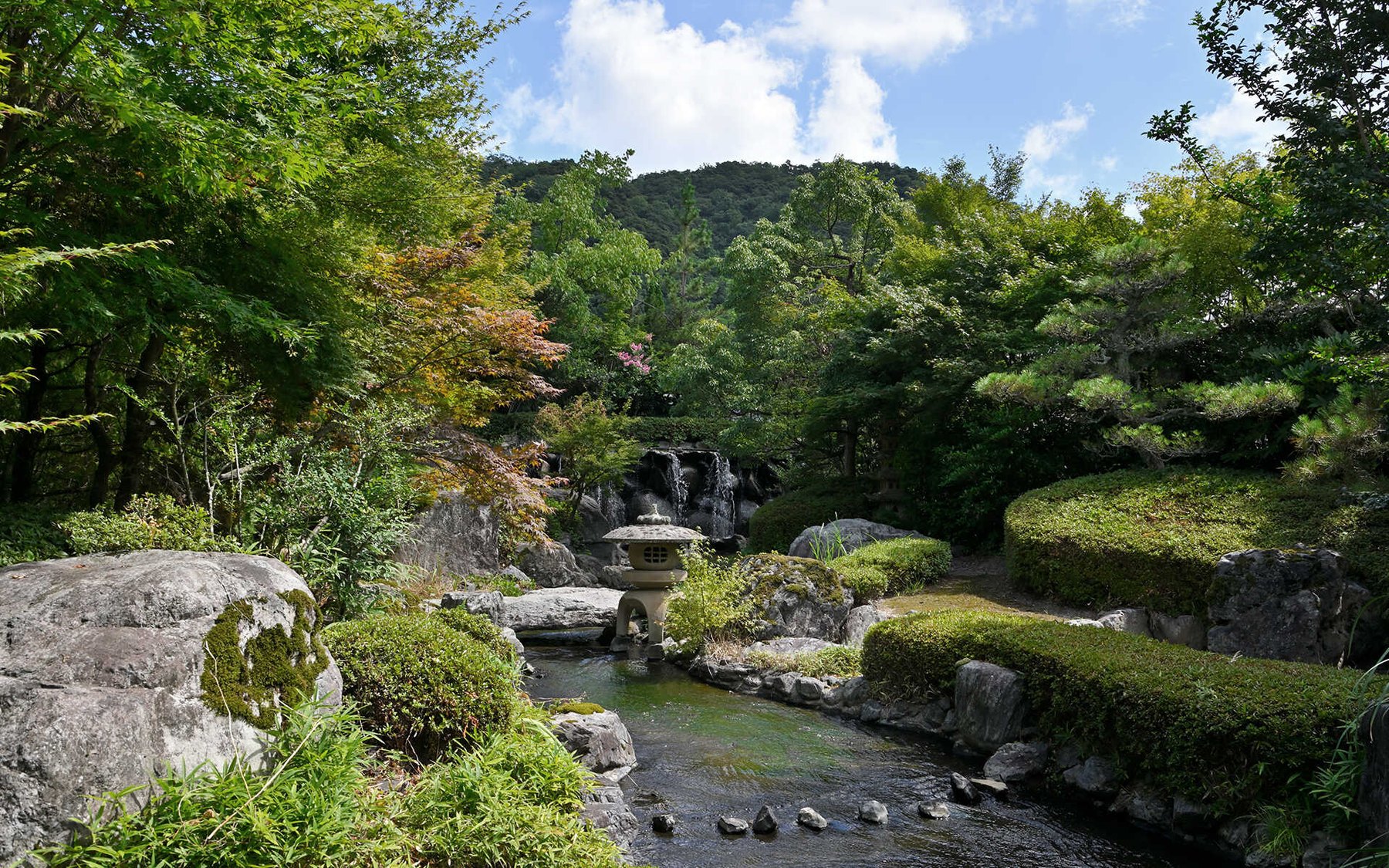 三朝館 — 鳥取・三朝温泉 · 三徳川沿いに広がる日本庭園
