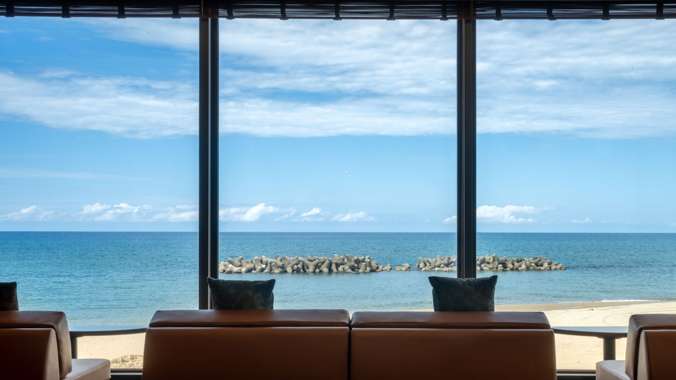 愉海亭みやじま — 鶴岡・湯野浜温泉 · 波打ち際に建ち屋上に展望大露天を持つ28室の宿
