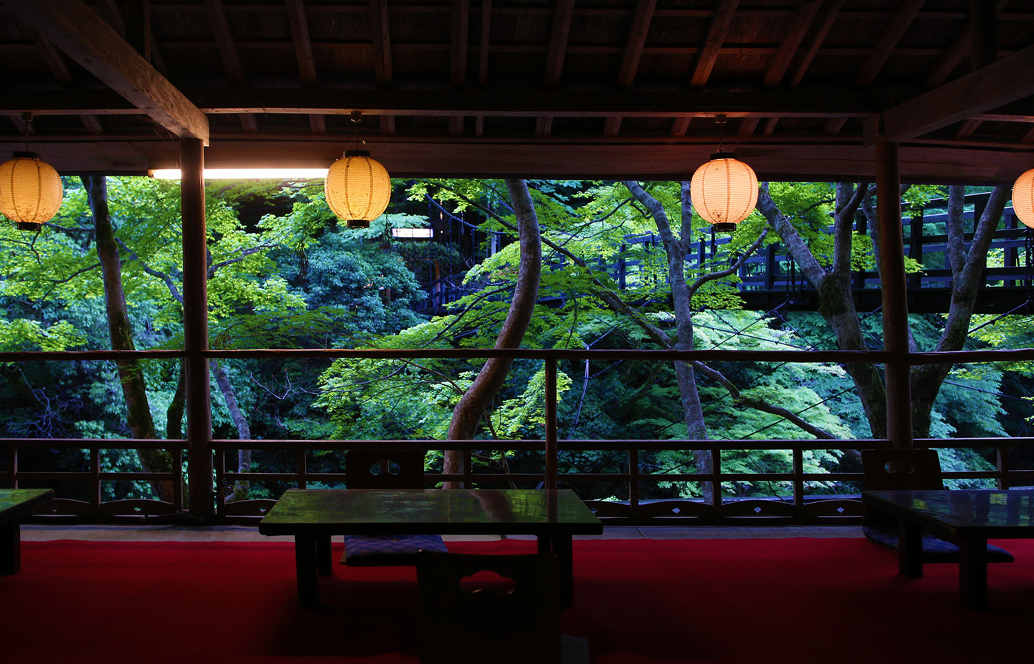 もみぢ家本館 高雄山荘 — 京都・高雄 · 清滝川の谷に張り出す座敷と対岸へ渡る吊り橋