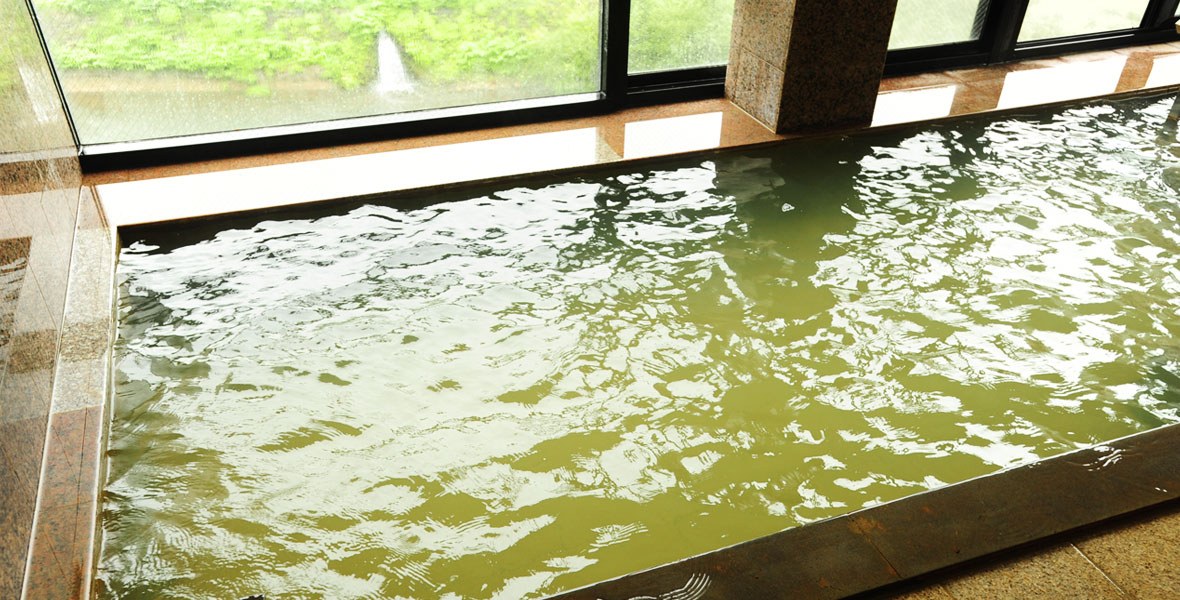 湯宿 元河原湯 — 4階の展望風呂「地蔵の湯」 · 元河原湯源泉と肘折5号泉を混合した源泉100%かけ流し