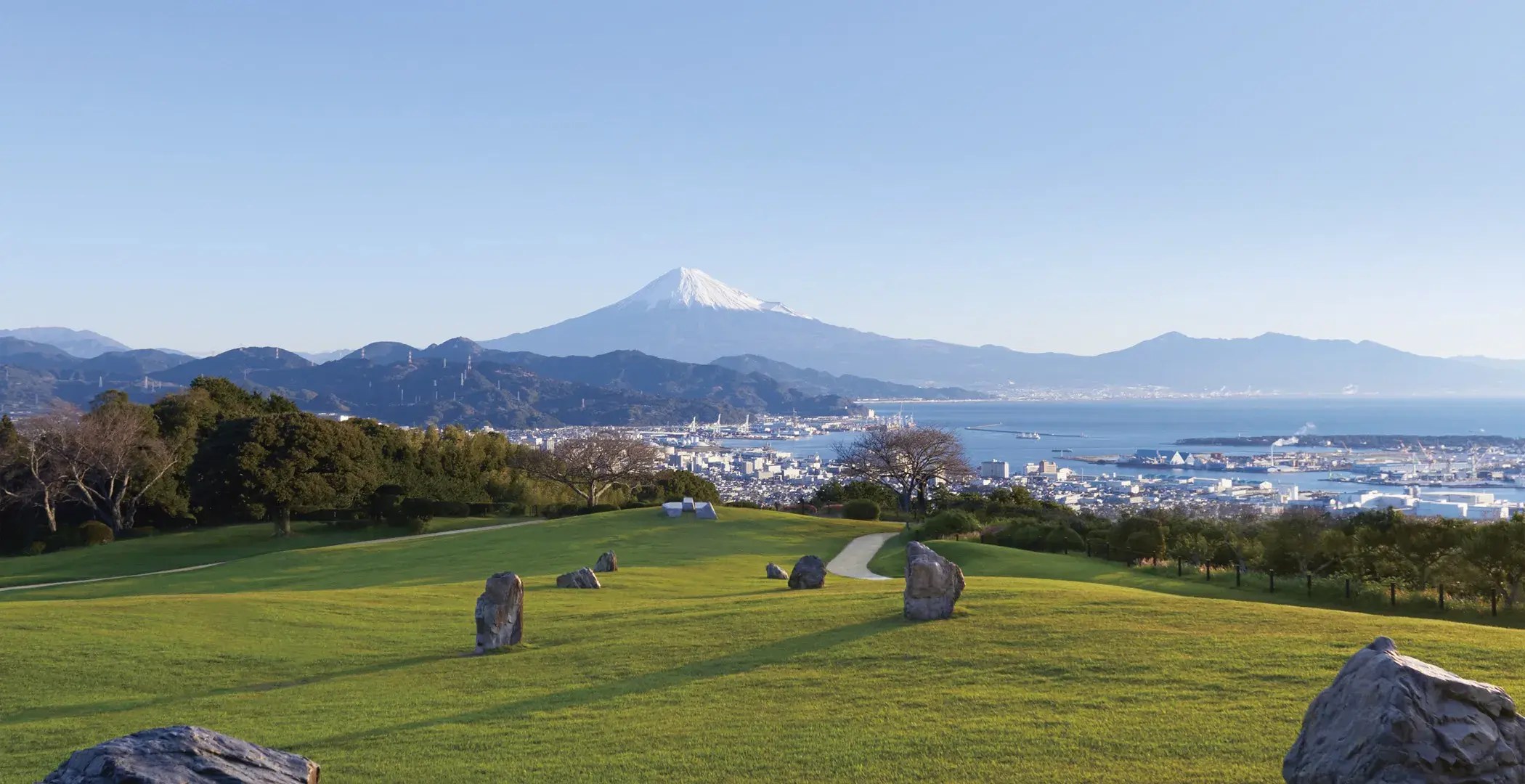 日本平ホテル — 静岡市清水区・日本平 · 標高250mから富士山と駿河湾を望む大開口のロビーを持つ現代建築ホテル