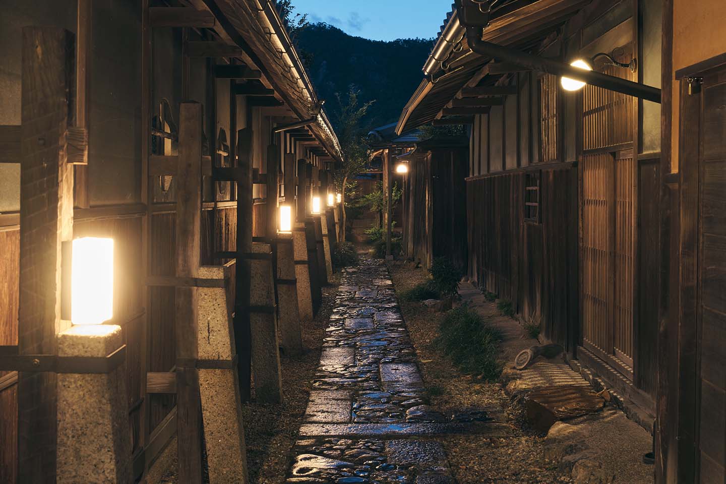 NIPPONIA 美濃商家町 — 岐阜・美濃市 · 和紙商の商家を客室に転用した石場建ての古民家宿