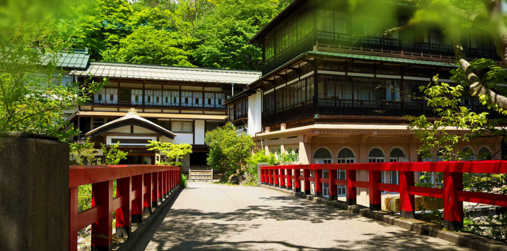 積善館 — 群馬・四万温泉 慶雲橋と木造湯宿建築、右手に元禄の湯