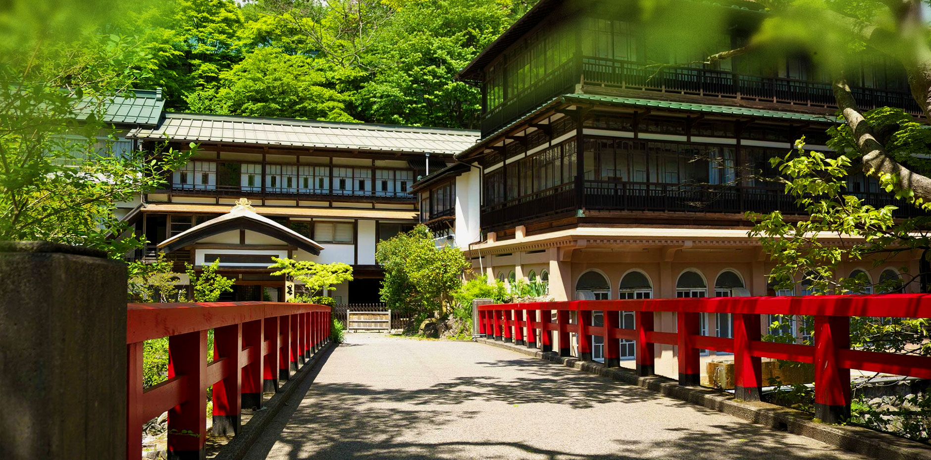 積善館 — 群馬・四万温泉 · 慶雲橋と元禄期から続く木造湯宿建築、右手にアーチ窓の元禄の湯