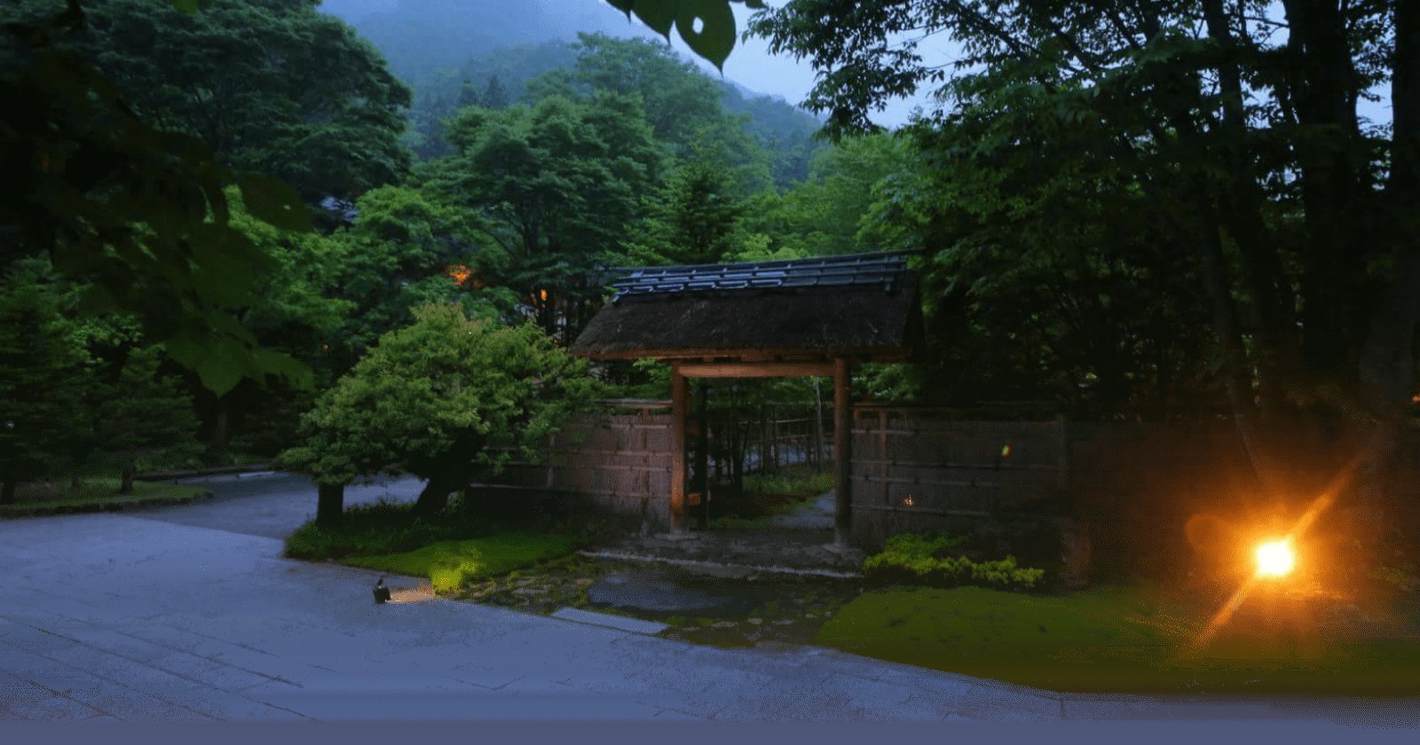 別邸 仙寿庵 — 群馬・谷川温泉 · 谷川連峰を望むガラス回廊と深い庇を持つ温泉旅館