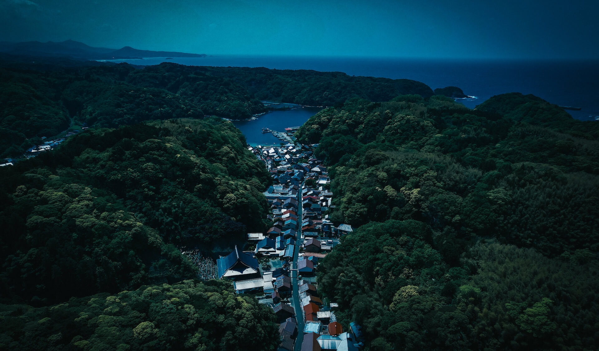 赭 Soho — 島根・温泉津 · 築130年の石州瓦の民家を再生した、バーを備える一棟貸し