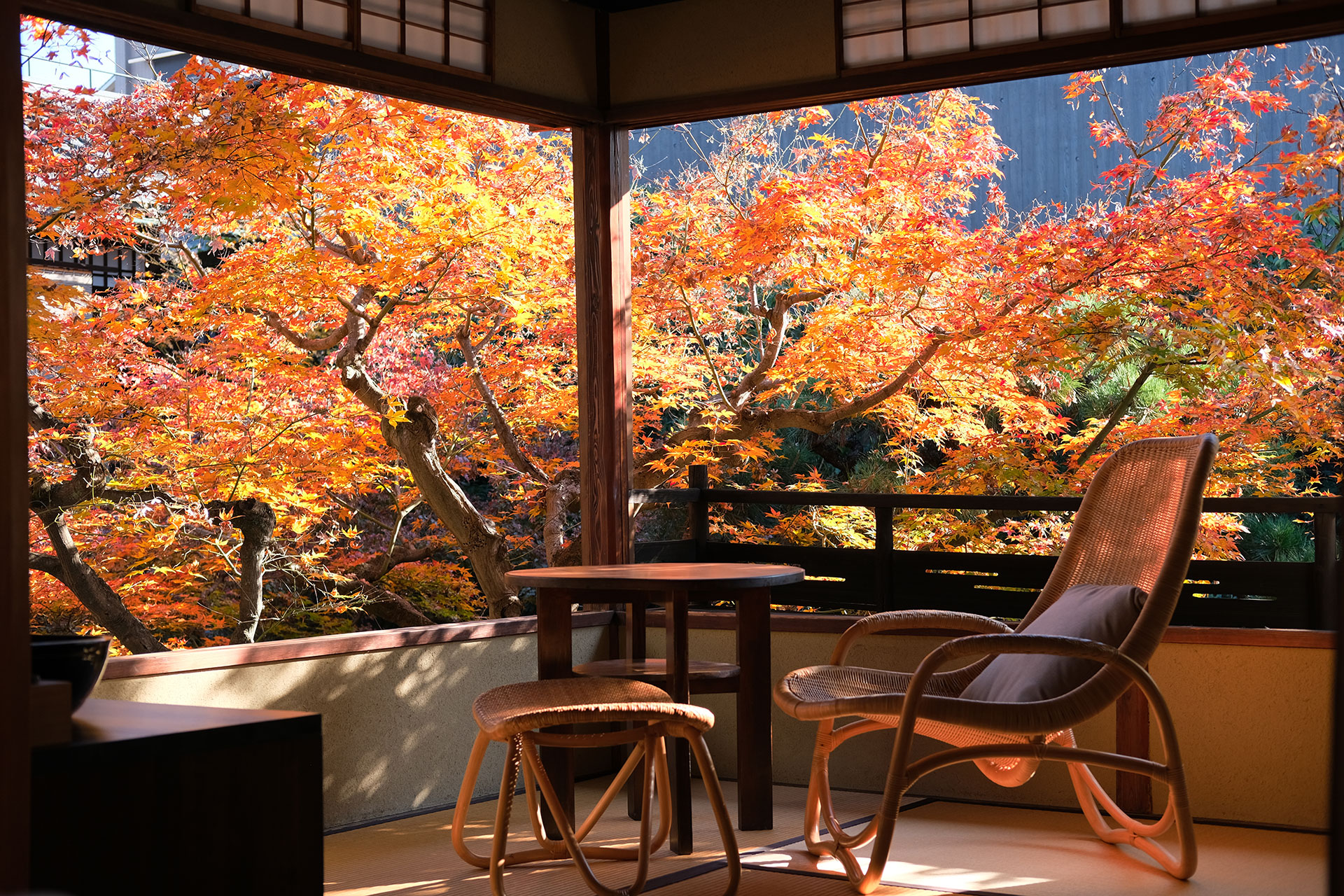そわか SOWAKA — 京都・東山区 · 下河原通の黒板塀（竪板張り）と石畳が本館の境界をつくる