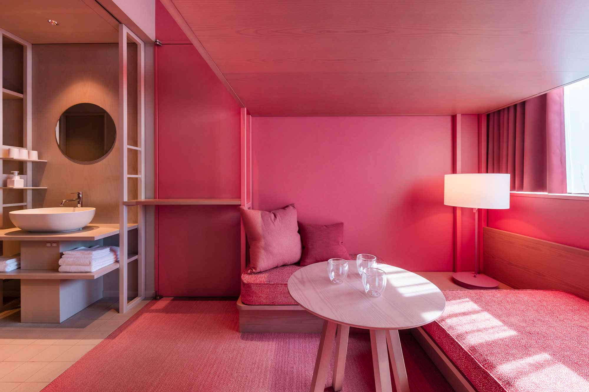 toggle hotel 水道橋 — 千代田区飯田橋 · クライン ダイサム設計、二色に塗り分けた客室