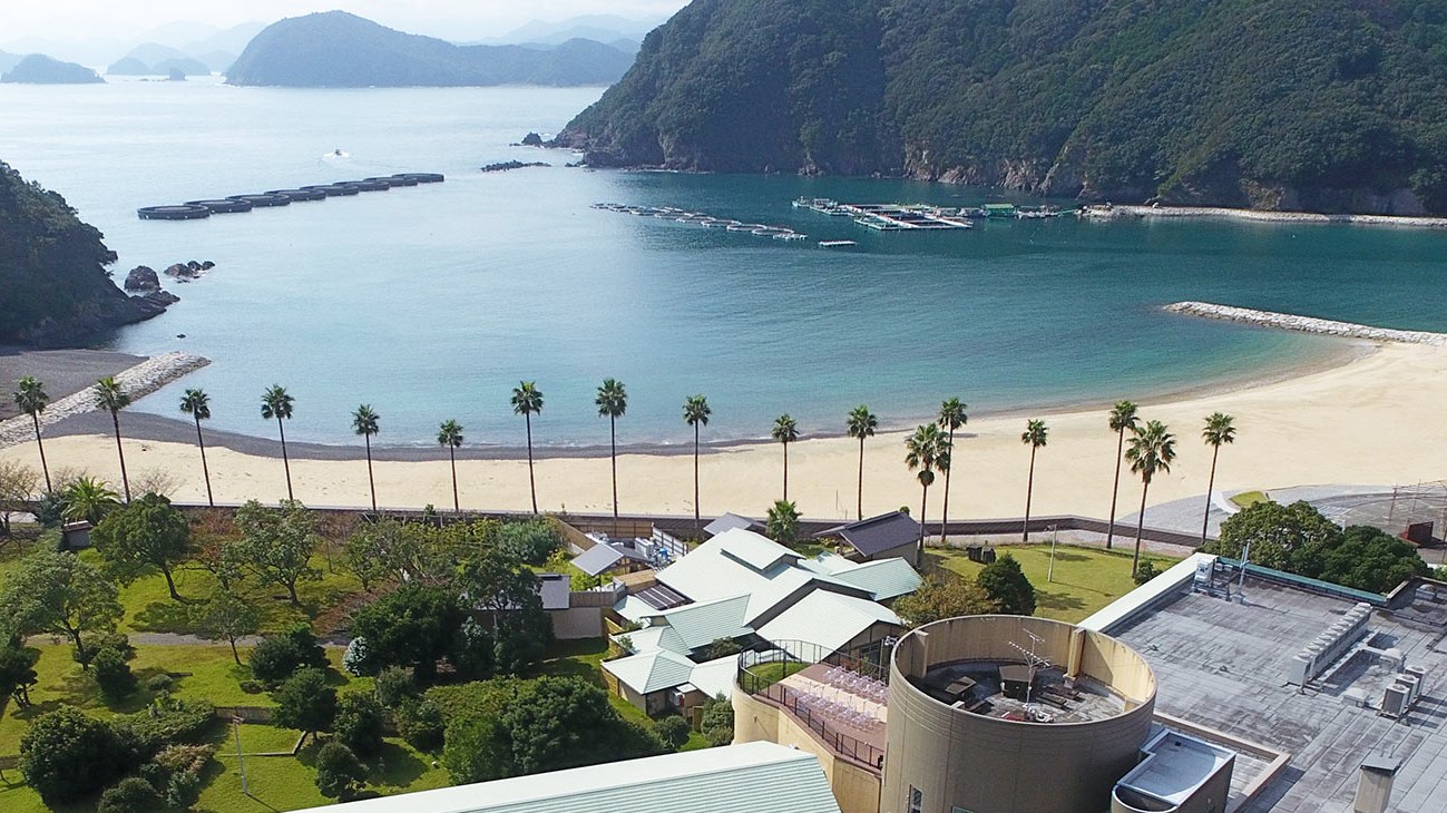 ホテル季の座 — 三重・紀伊長島 · 城ノ浜の入り江に建つ温泉ホテル、熊野灘を望む露天風呂