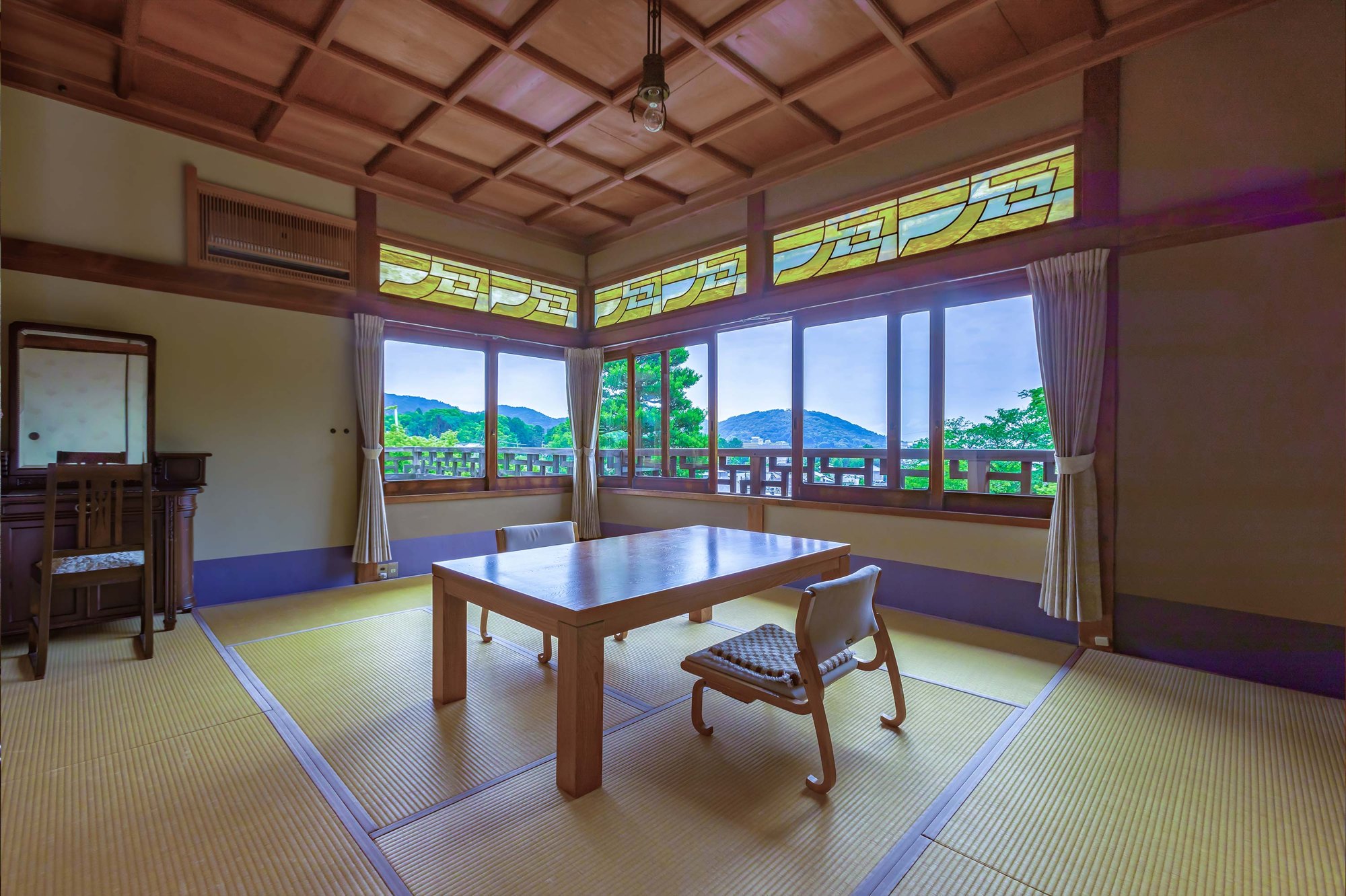 吉田山荘 — 京都・左京区吉田 · 本館2階客室の木組み格天井とステンドグラス欄間