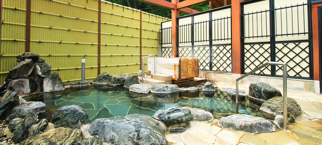 元湯 湯西川館 本館 — 栃木県日光市・湯西川温泉 · 2つの自家源泉と無料貸切風呂を持つ16室の宿の露天風呂