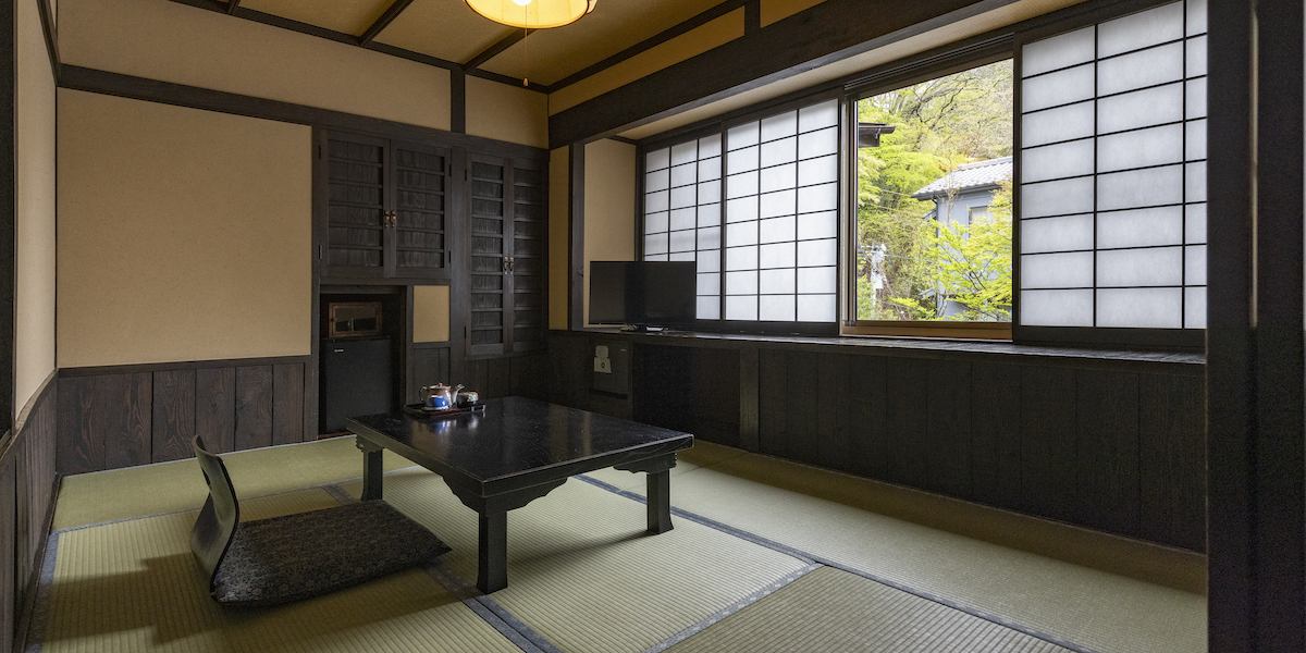 黒川温泉 歴史の宿 御客屋 — 熊本・南小国町 · 1722年開業、竹と杉皮で再現した古の湯を持つ
