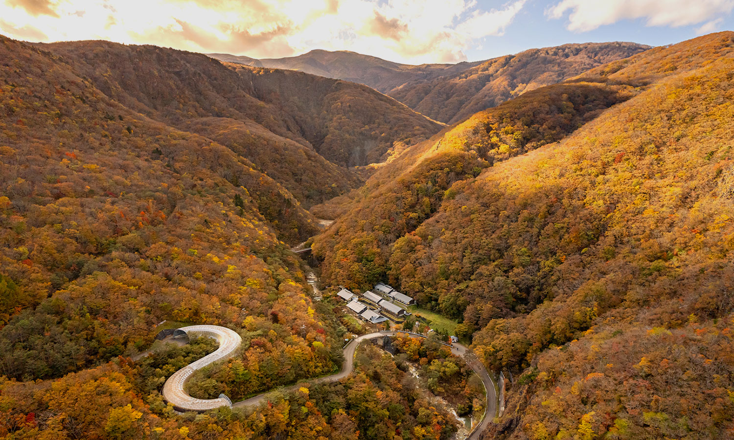 峩々温泉 — 宮城県蔵王町 · 標高850mの渓谷に建つ開湯150年の一軒、紅葉期の空撮
